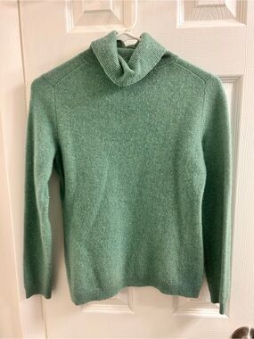 Women’s Cashmere Green Turtleneck Sweater